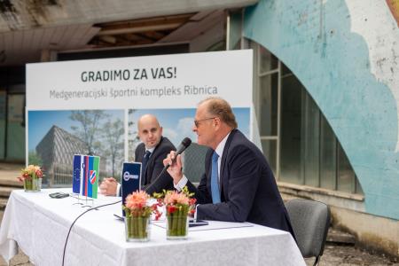 Podpis pogodbe Medgeneracijski športni kompleks Ribnica.jpg